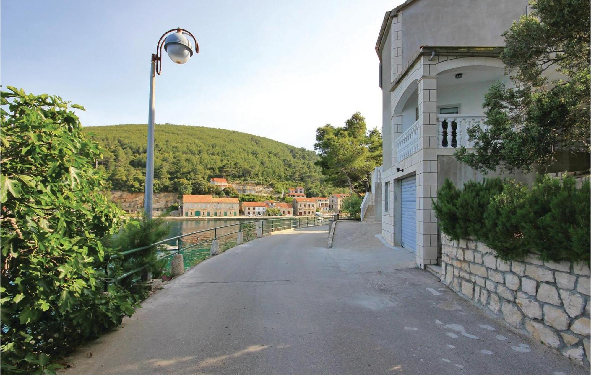Cozy Apartment In Prigradica With House Sea View Exterior foto